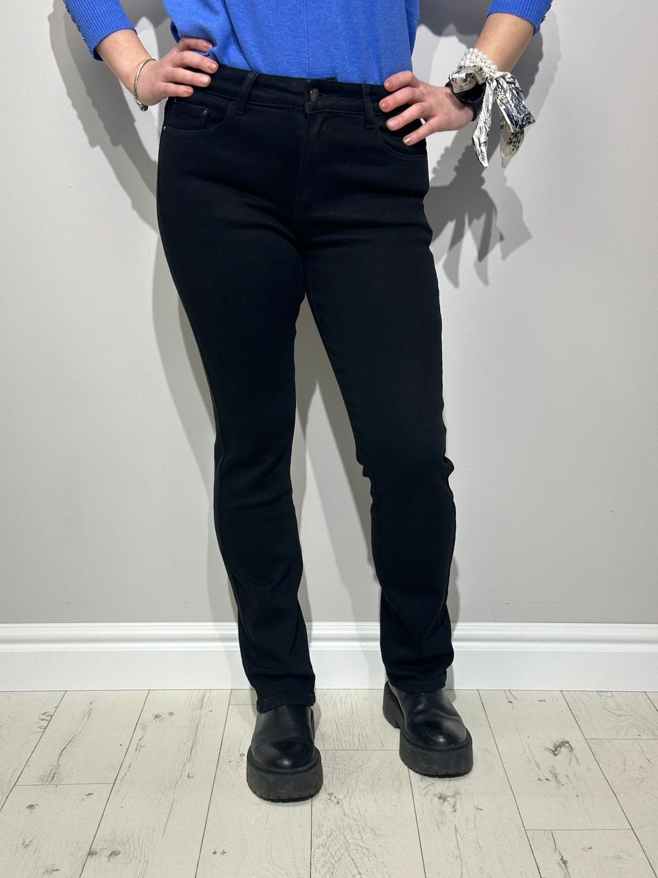 Melni taisni džinsi