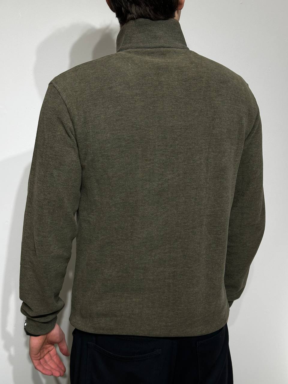 Džemperis su aukštu apykakliu