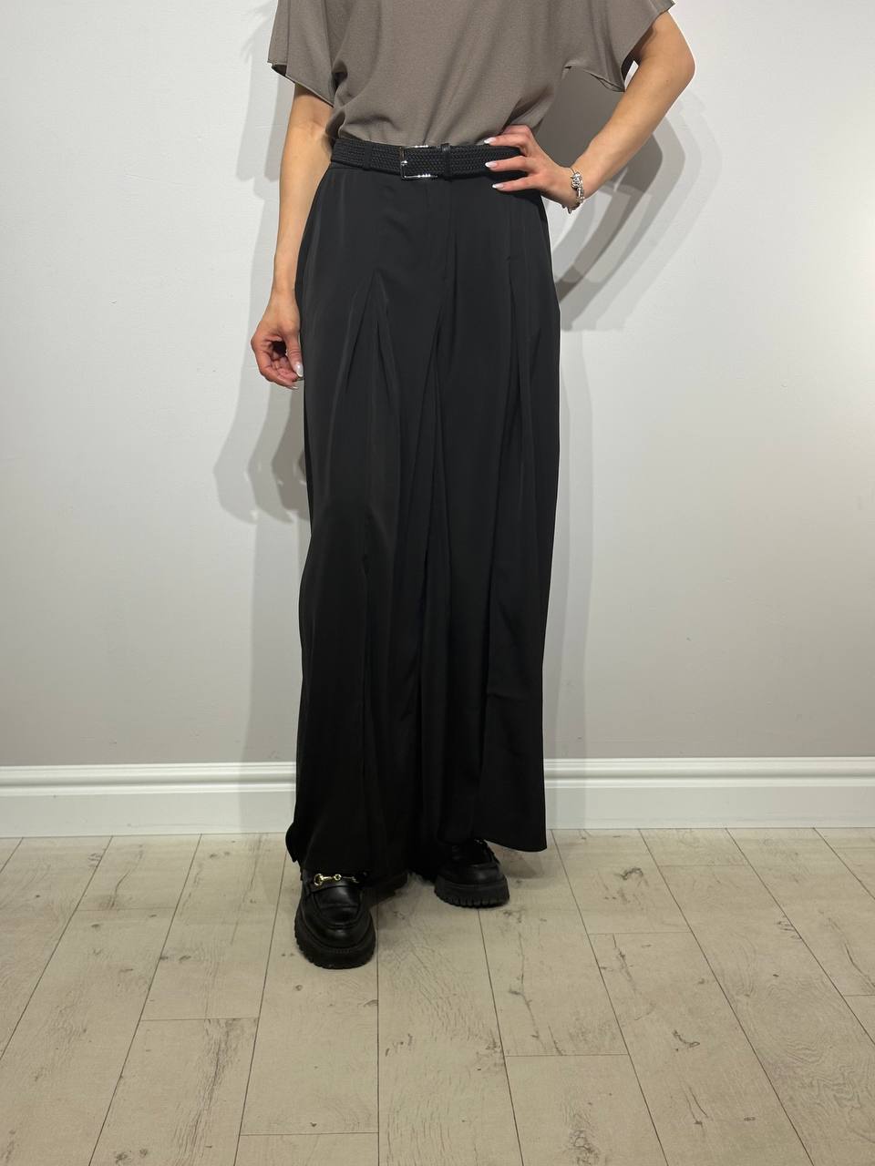 Широкие брюки с разрезом