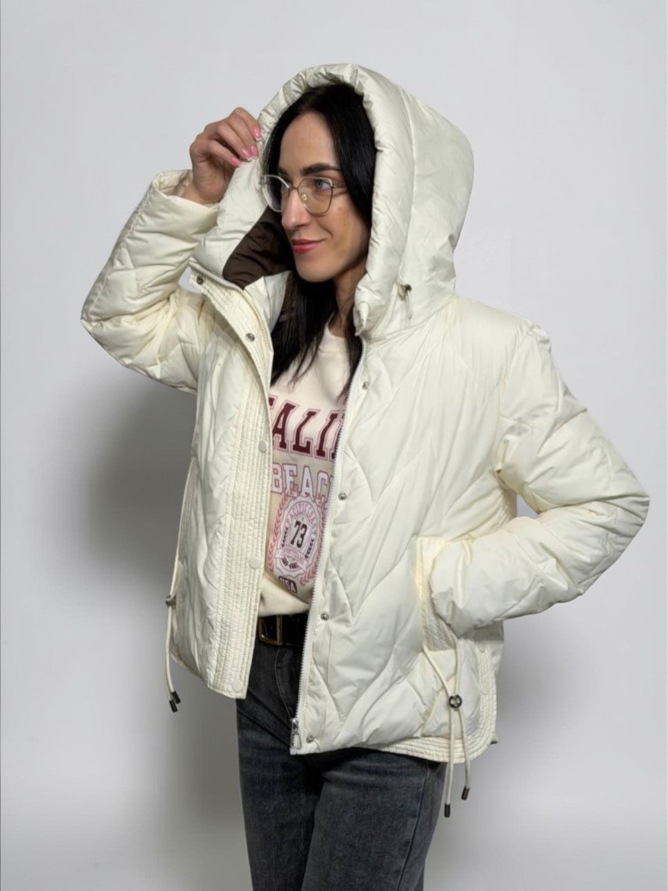 Women's short puffy jacket with hood