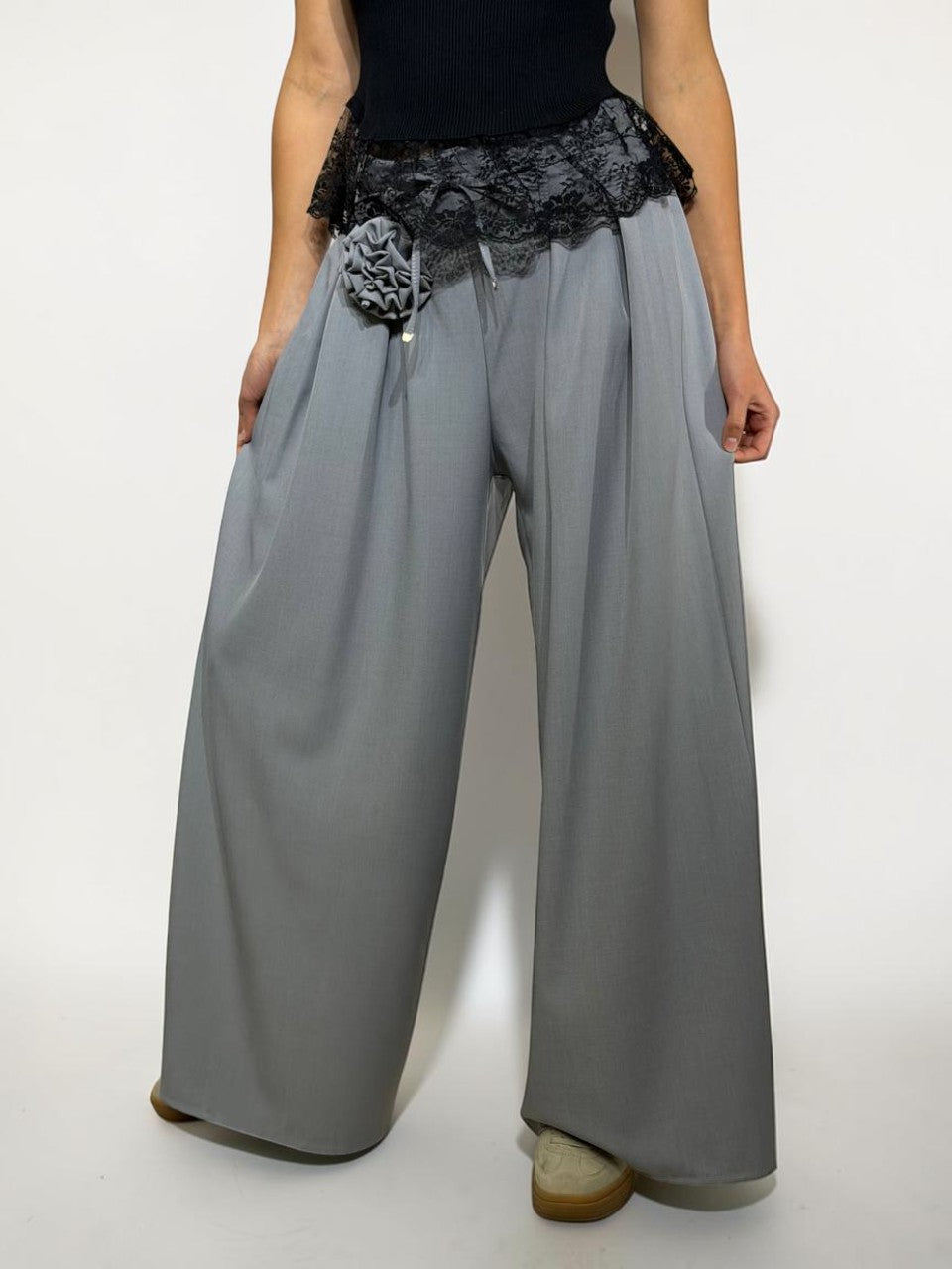 Izsmalcinātas plata piegriezuma bikses