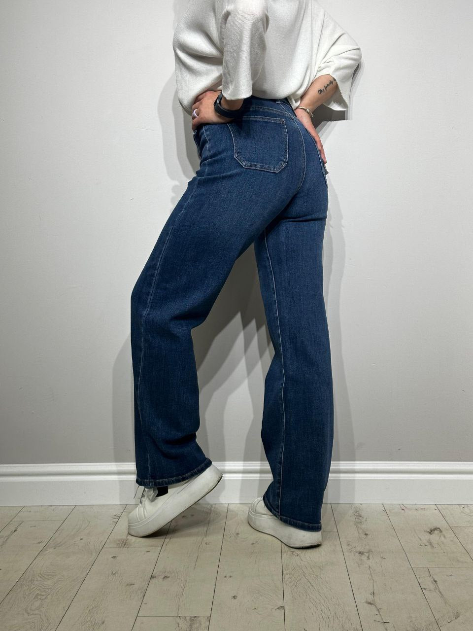 Jauniešu_plati_džinsi