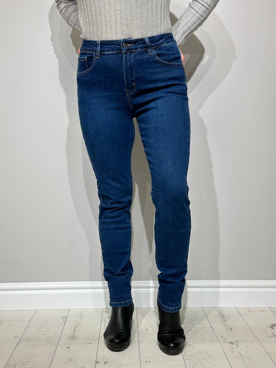 pieguļoši džinsi sievietēm