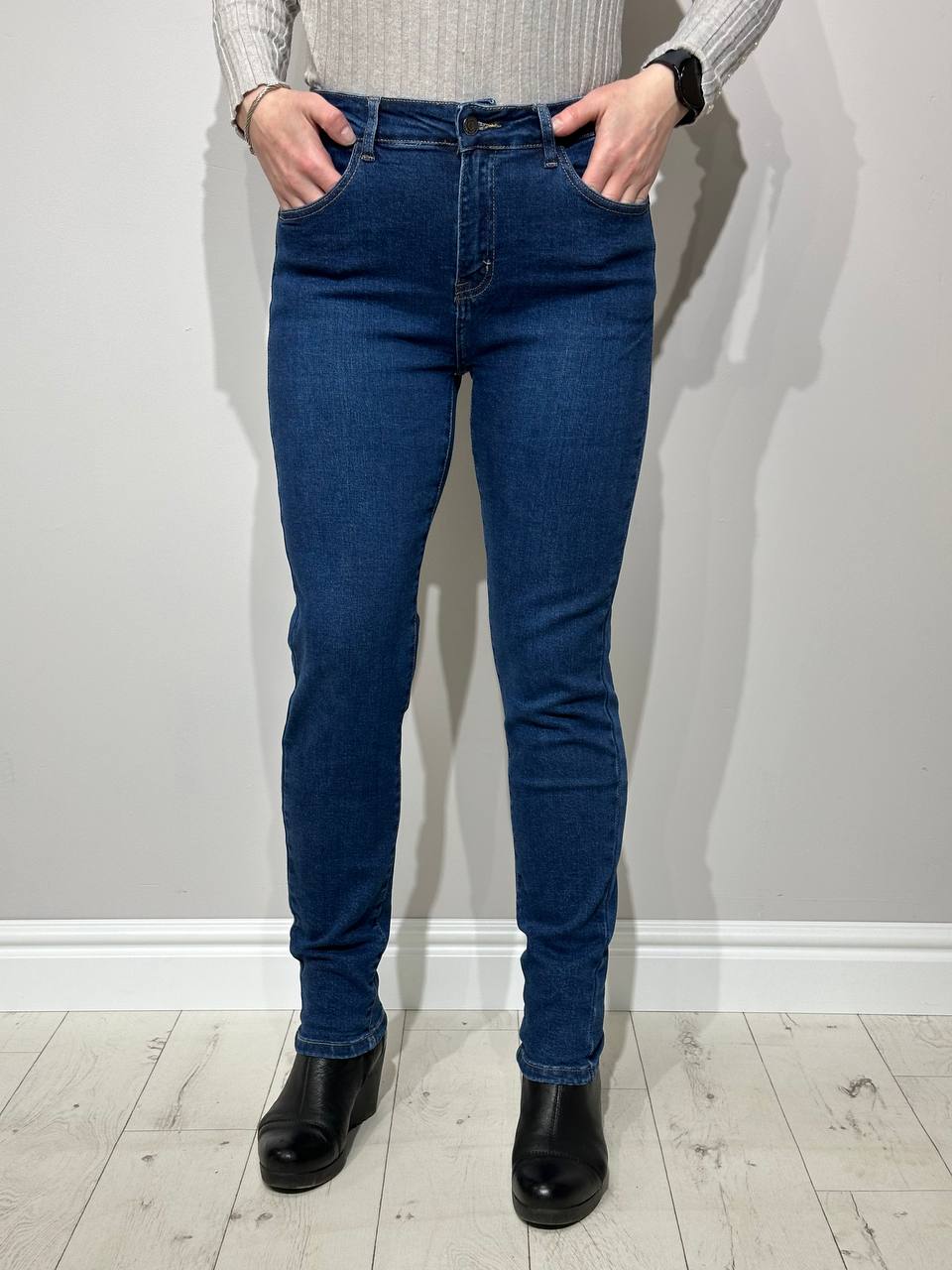 pieguļoši džinsi sievietēm