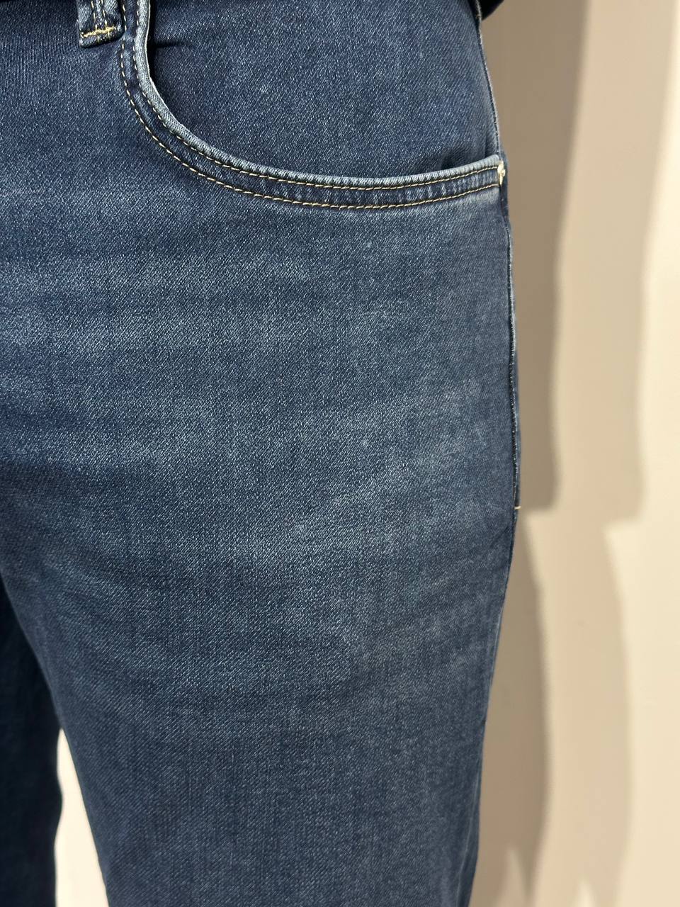 Vīriešu džinsi tuvplānā