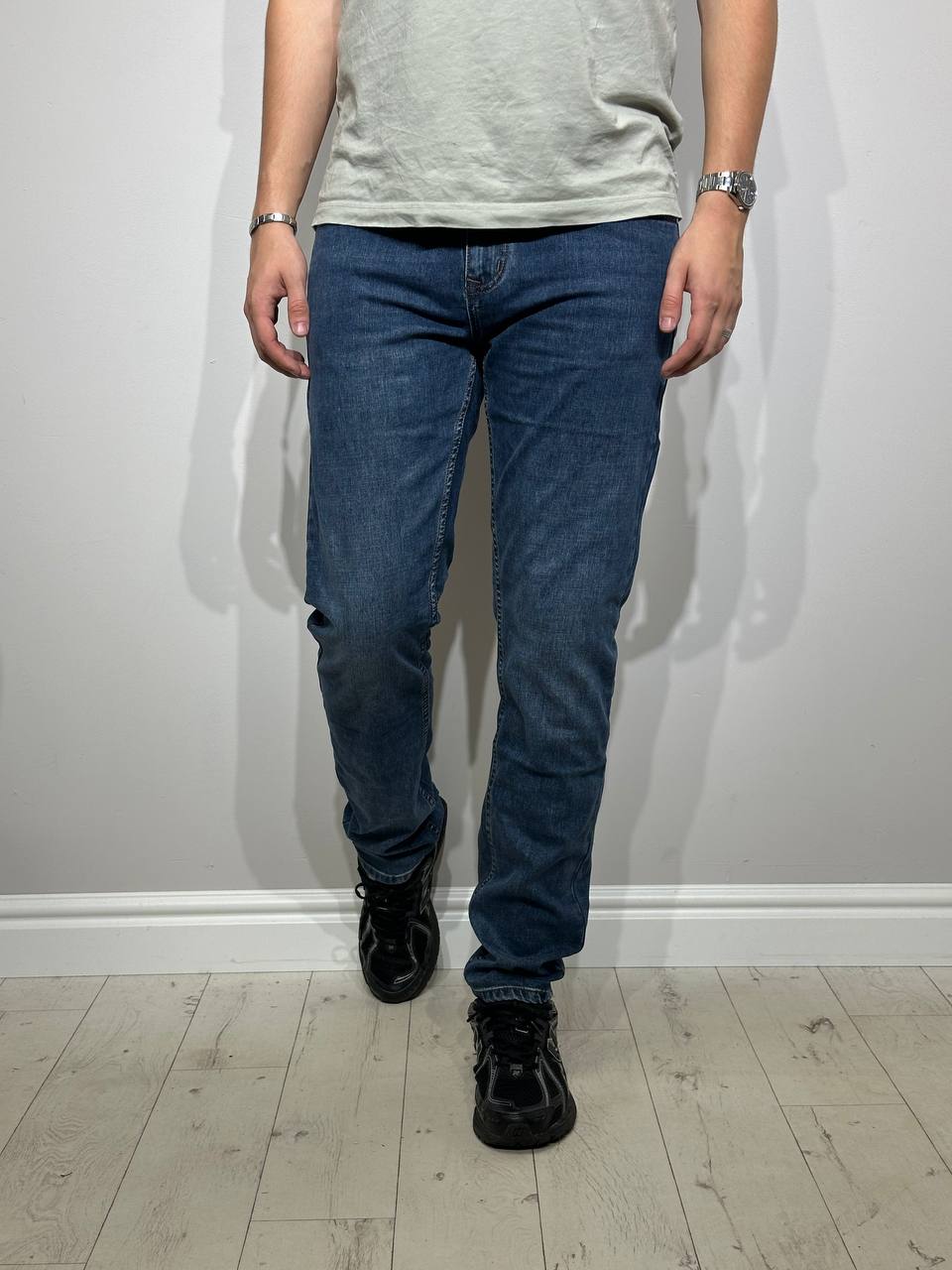 sašaurināti vīriešu džinsi