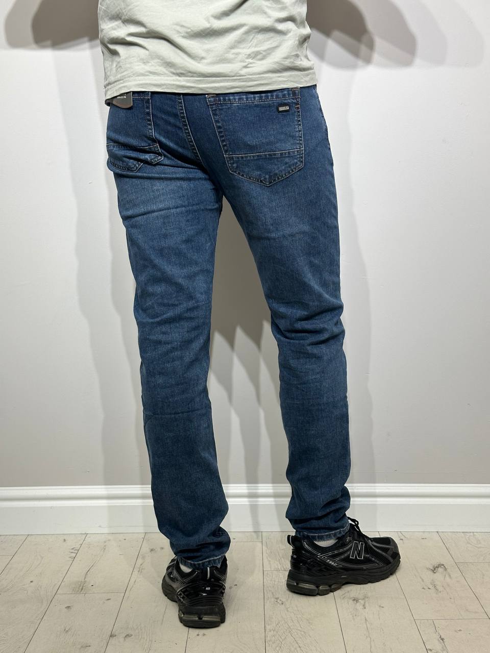 sašaurināti vīriešu džinsi