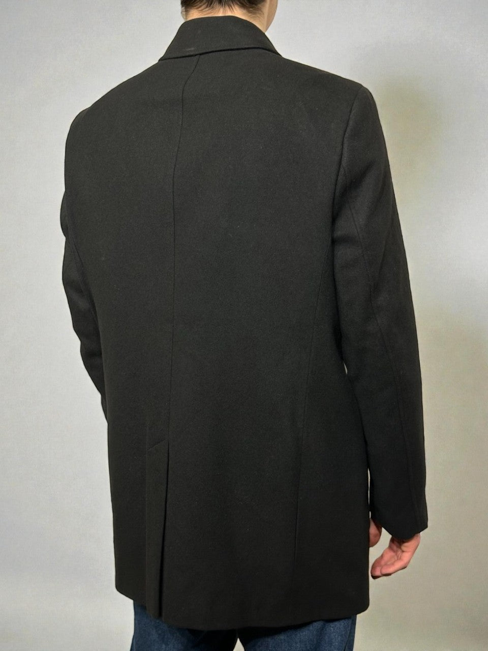 Melns vīriešu vilnas mētelis