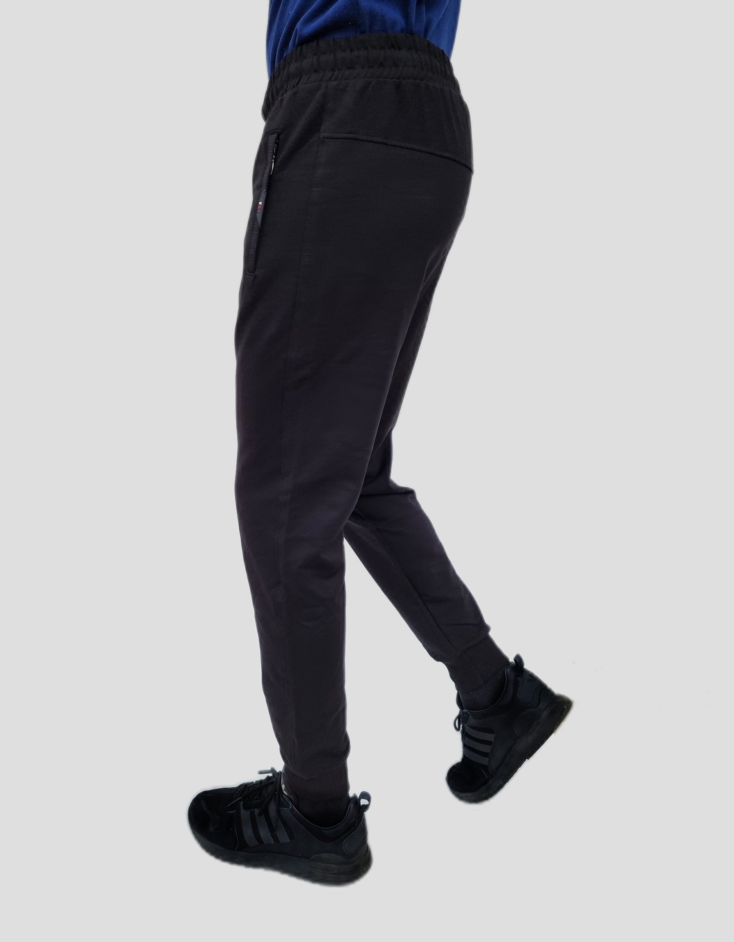 Sporty pants with elastic cuffs