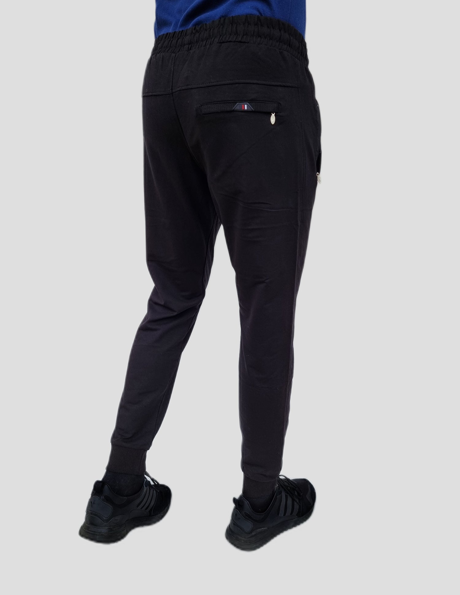 Sporty pants with elastic cuffs