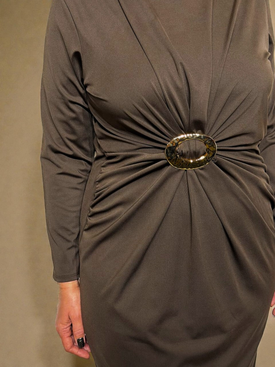 Kleita ar dekoratīvu sprādzi