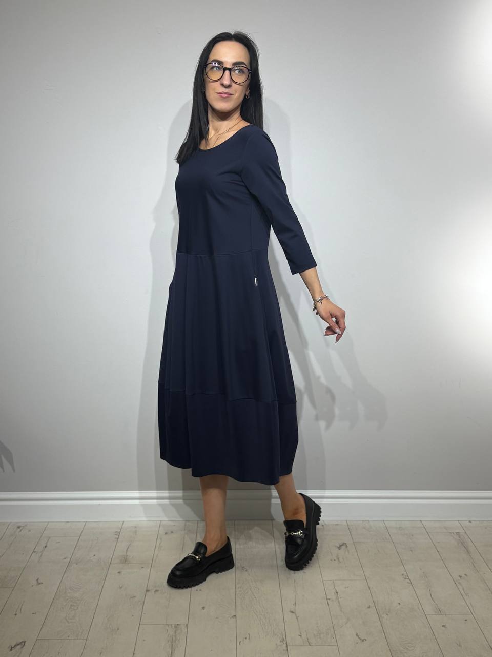 Zila kapsulas kleita