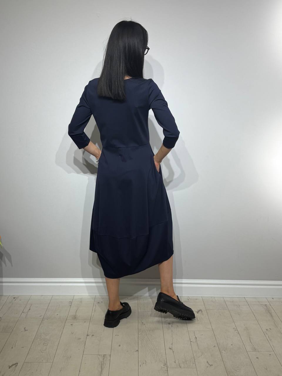 Zila kapsulas kleita