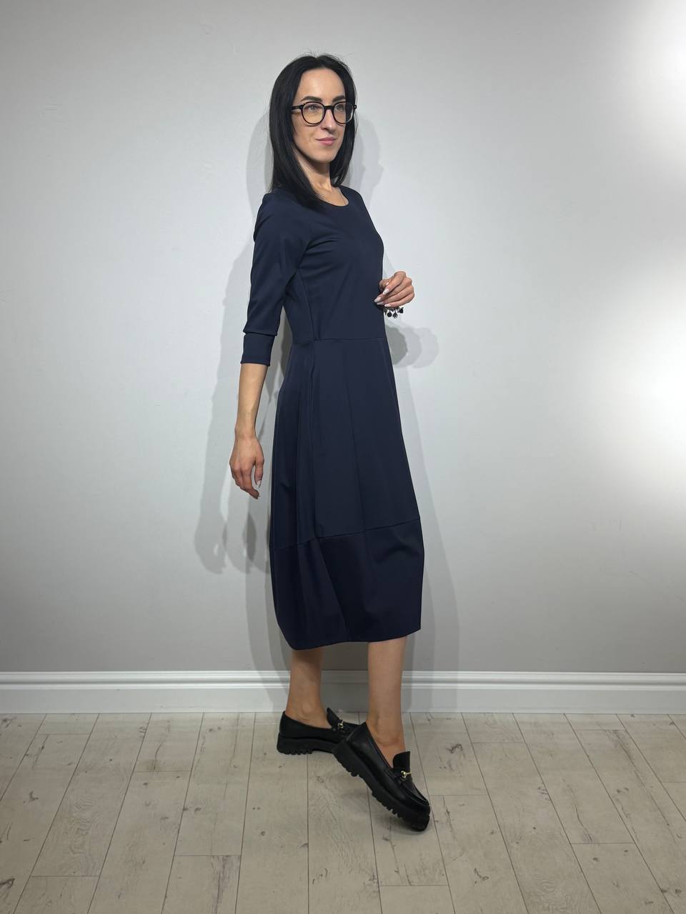 Zila kapsulas kleita