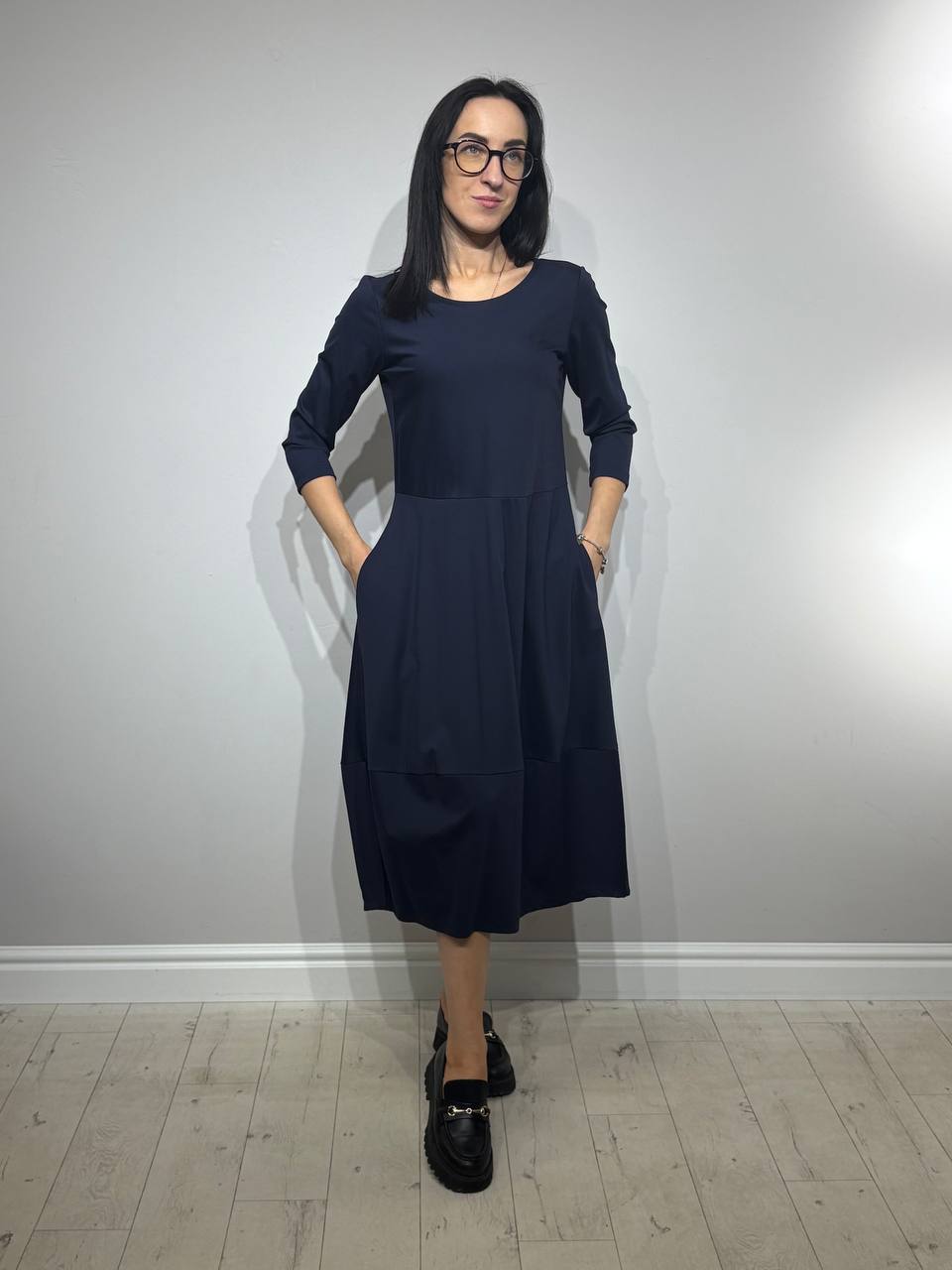 Zila kapsulas kleita