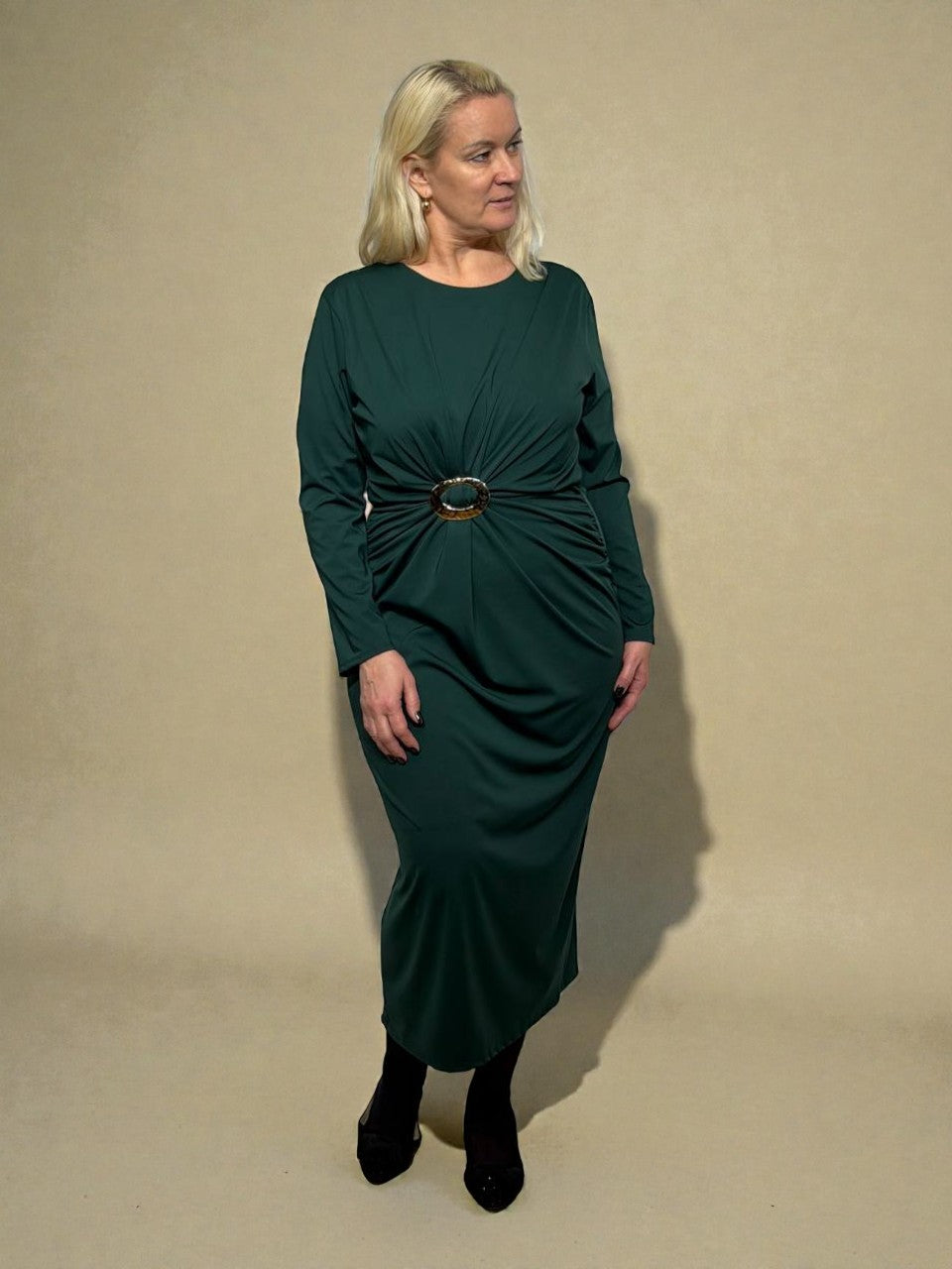 Kleita ar dekoratīvu sprādzi