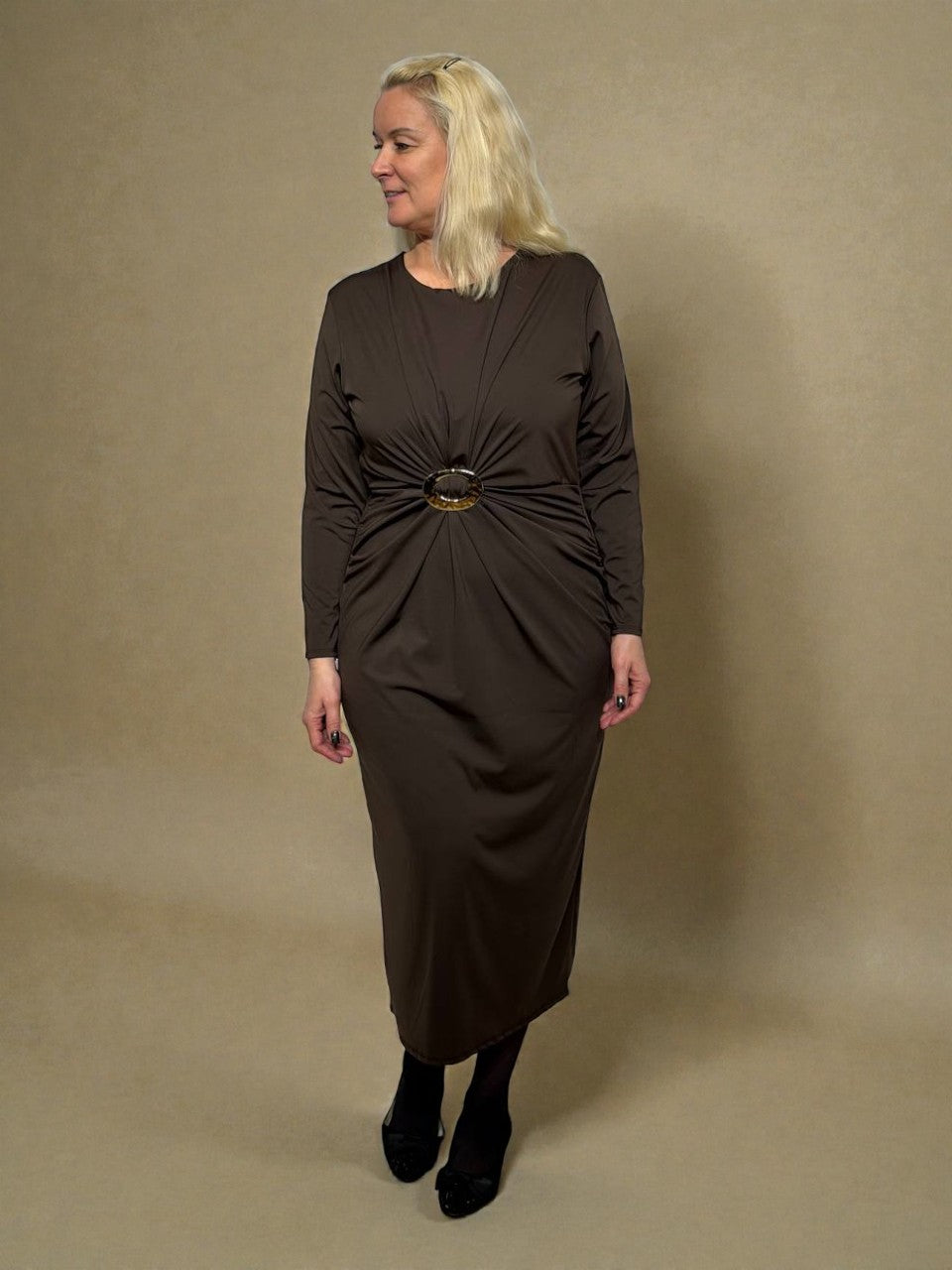 Kleita ar dekoratīvu sprādzi