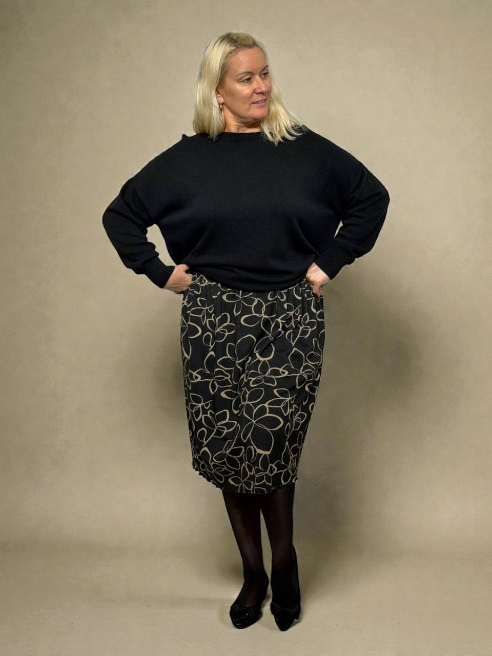 Midi svārki ar ziedu rakstu