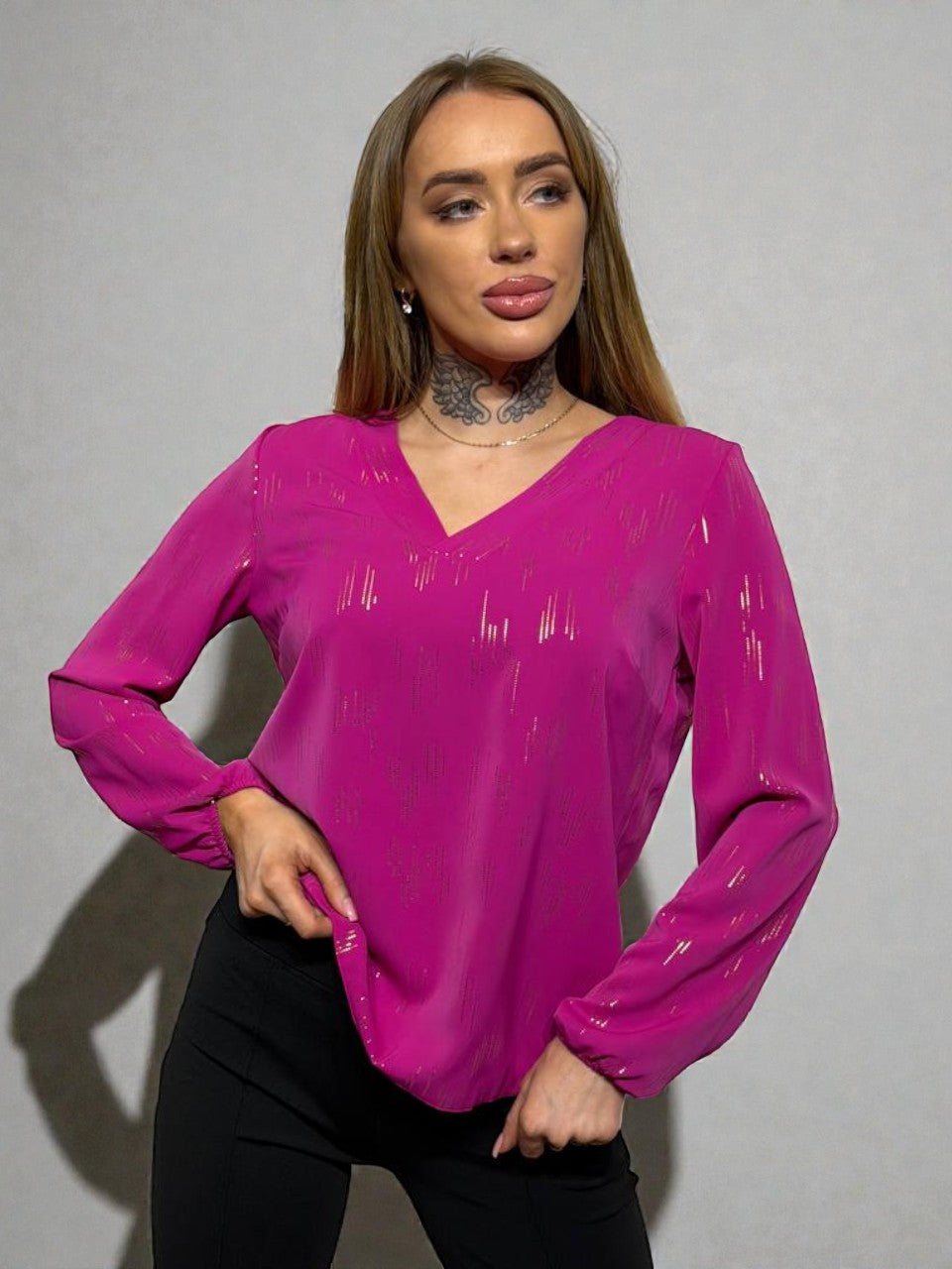 Fuksijas blūze ar V kakla izgriezumu