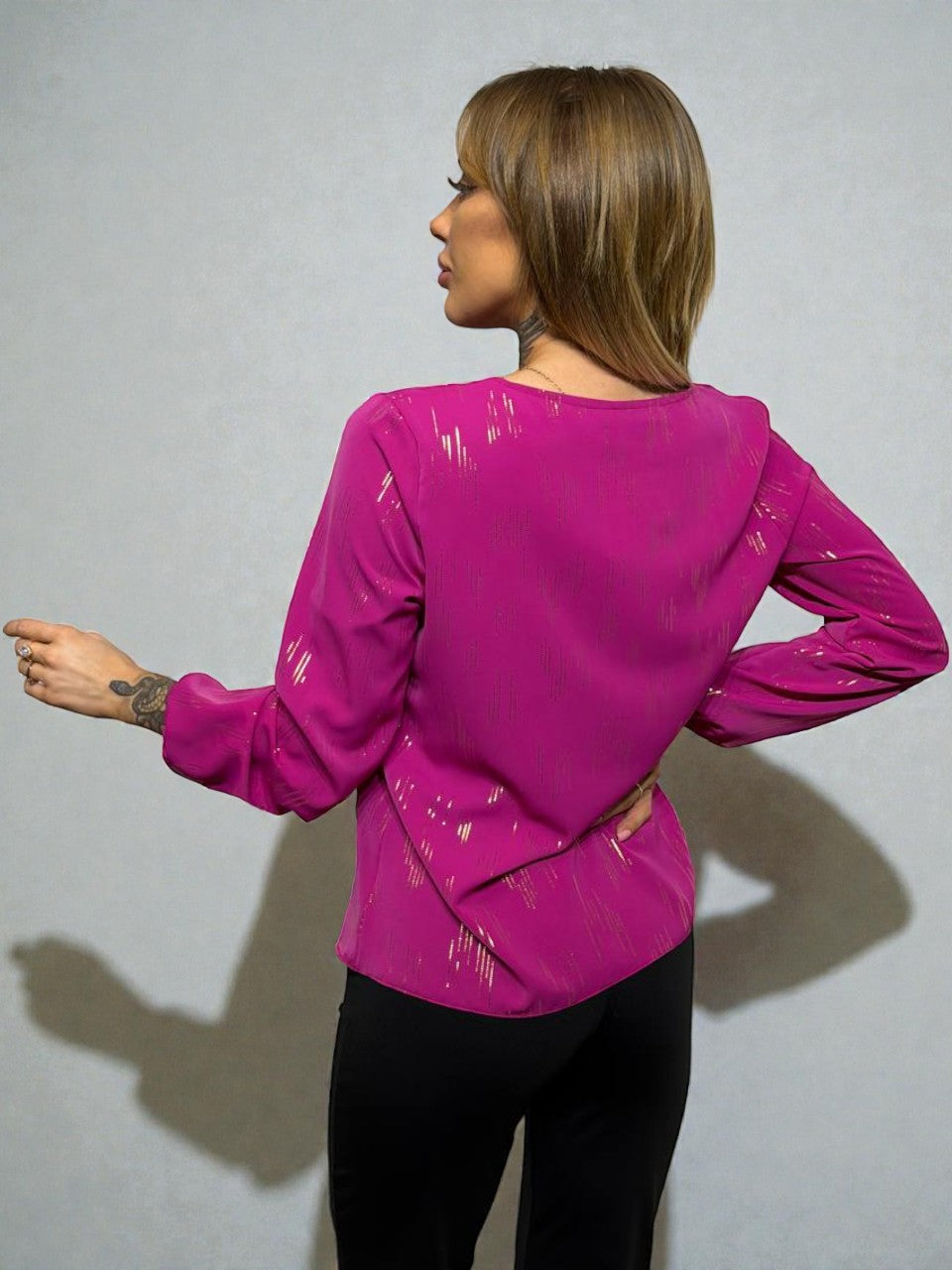 Fuksijas blūze ar V kakla izgriezumu