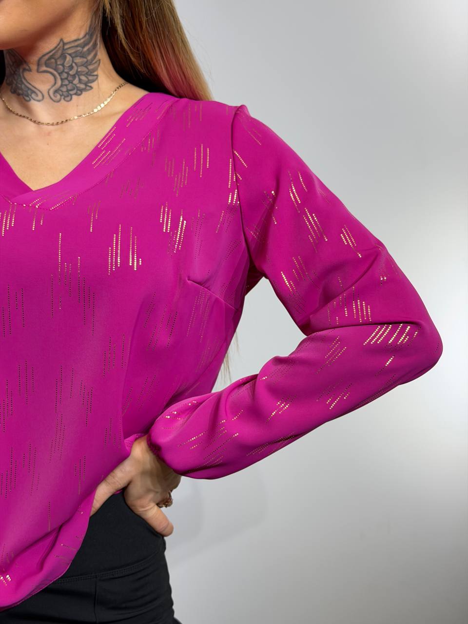 Fuksijas blūze ar V kakla izgriezumu