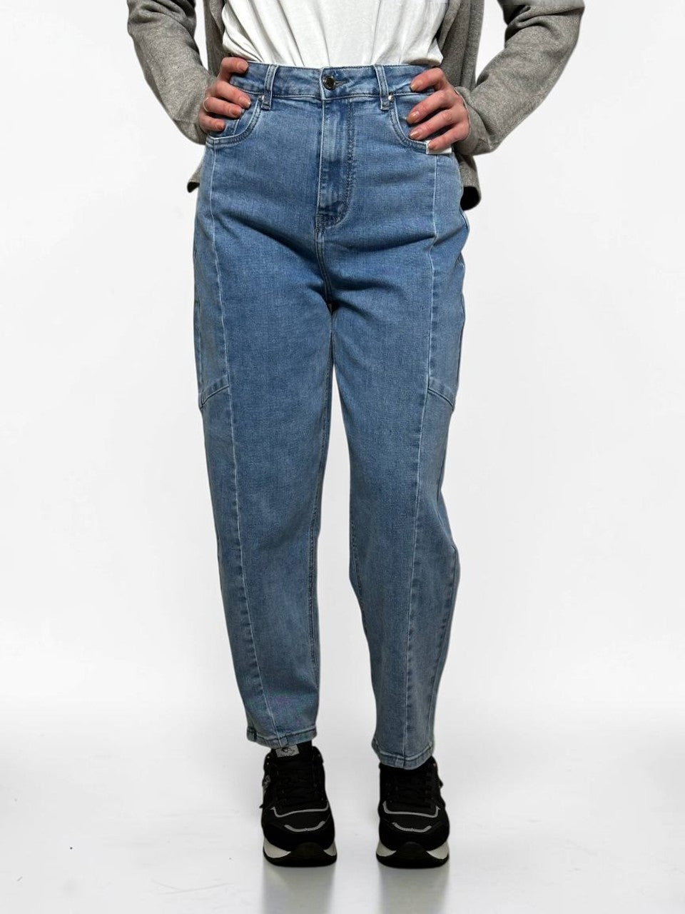 Balloon-fit jeans with a design