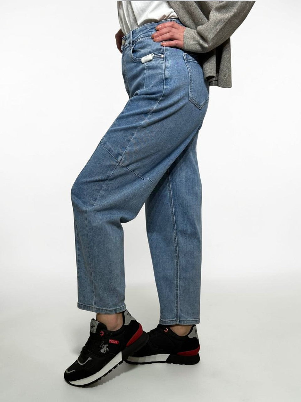Balloon-fit jeans with a design