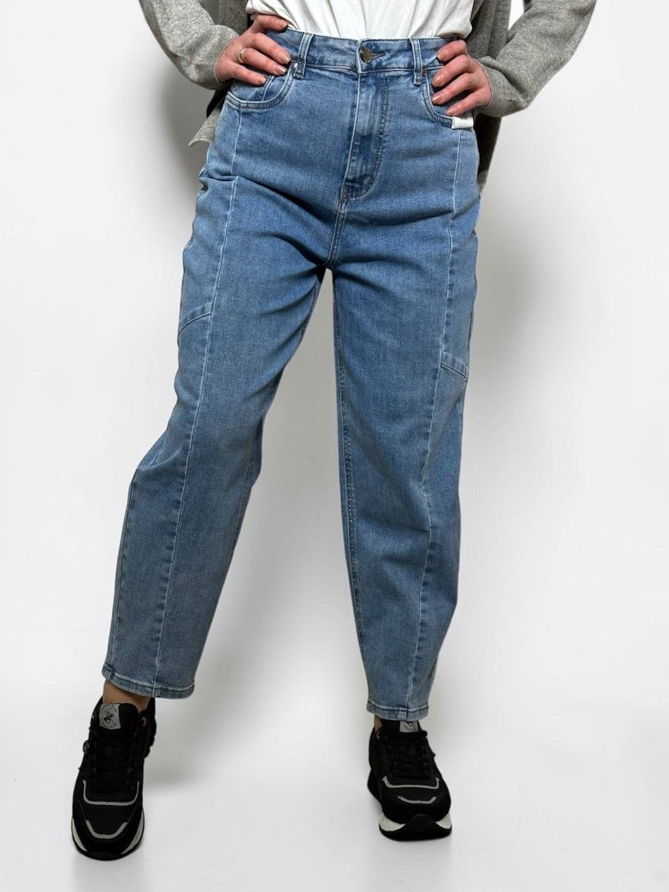 Balloon-fit jeans with a design