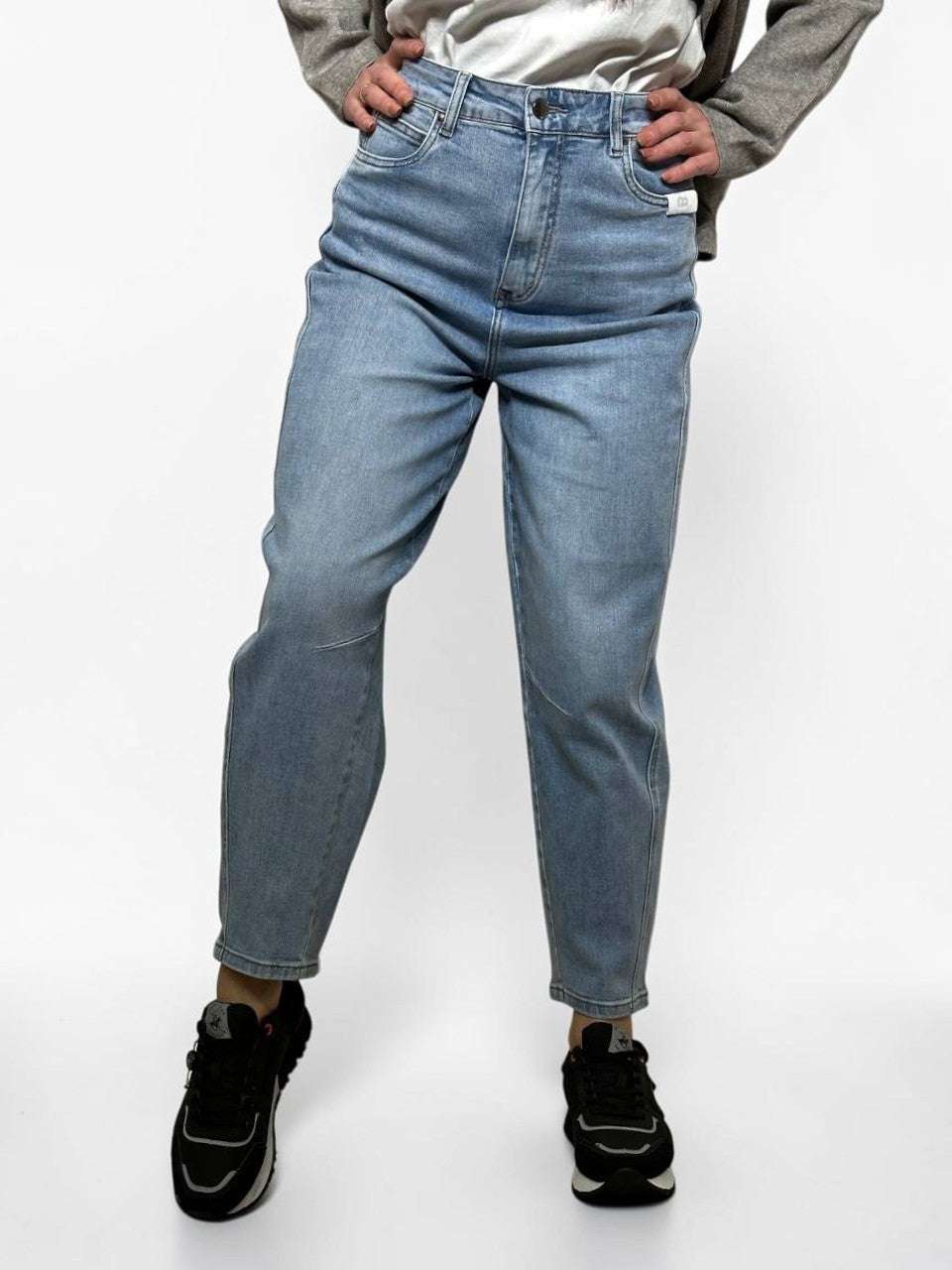 Balloon-fit jeans with embroidery