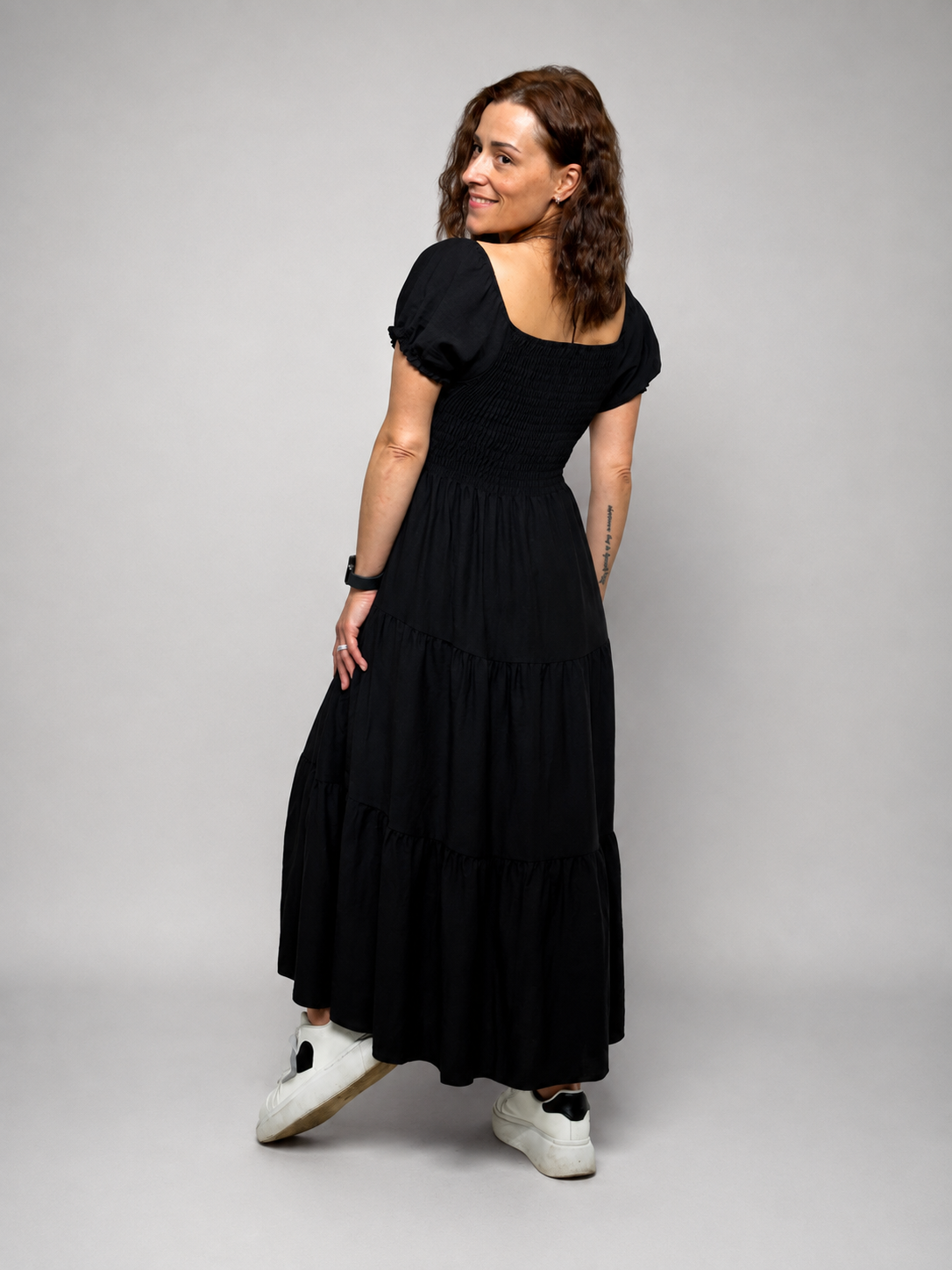 Melna viskozes kleita