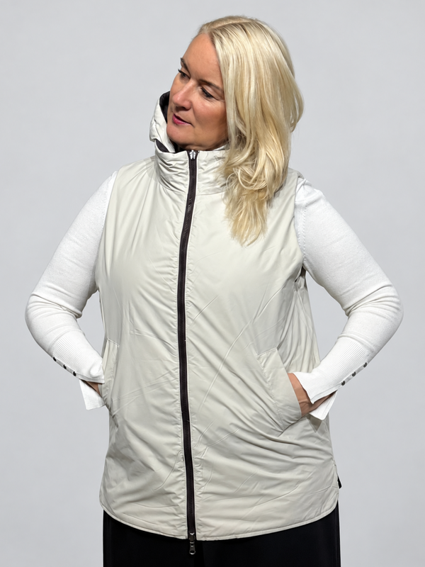 Stepēta pagarināta veste ar kapuci