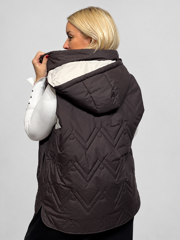 Stepēta pagarināta veste ar kapuci
