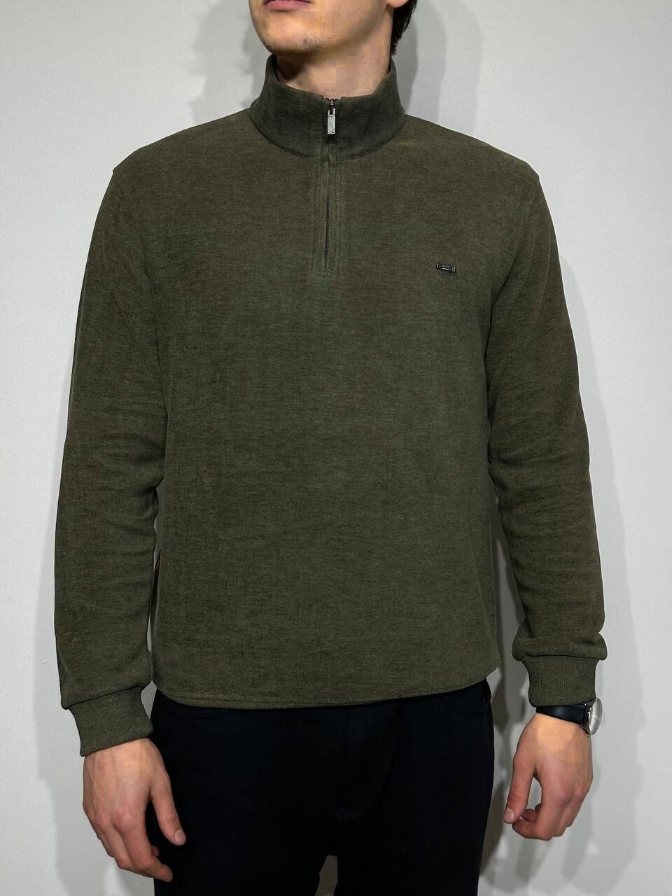 Džemperis su aukštu apykakliu