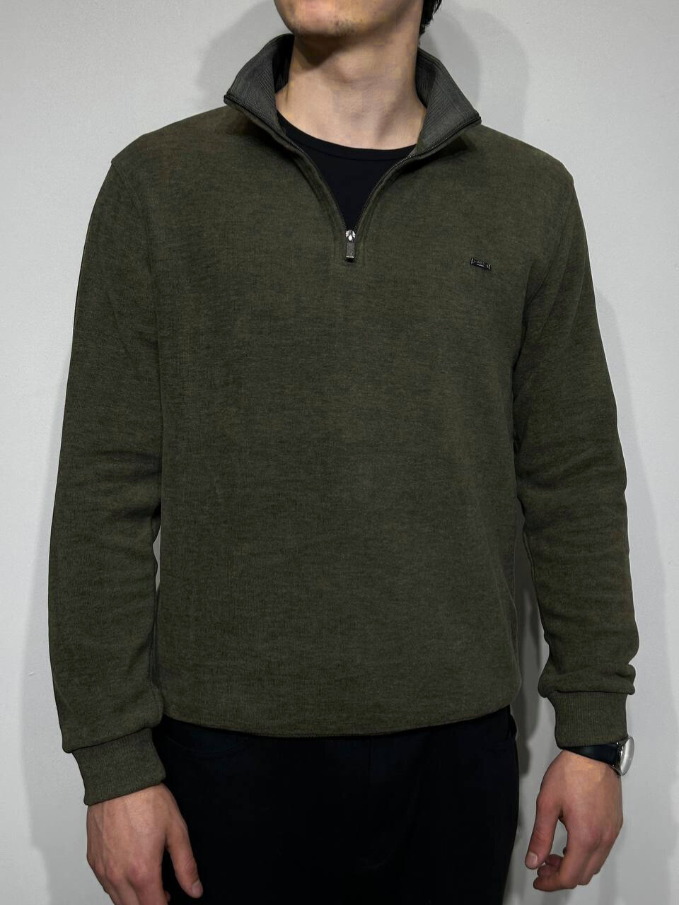 Džemperis su aukštu apykakliu