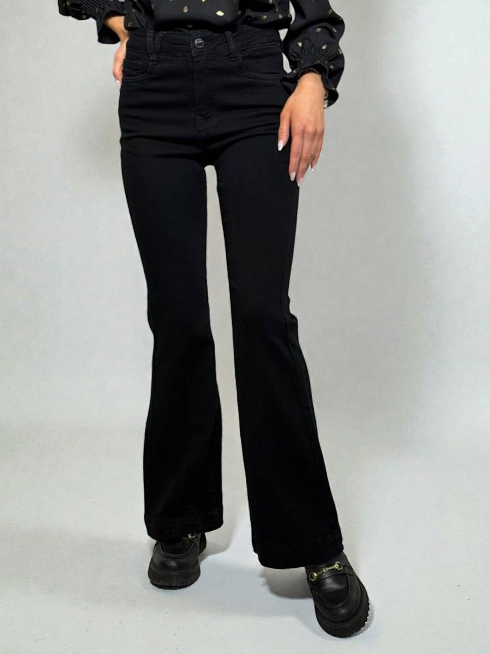 Džinsi ar paplatinātiem galiem