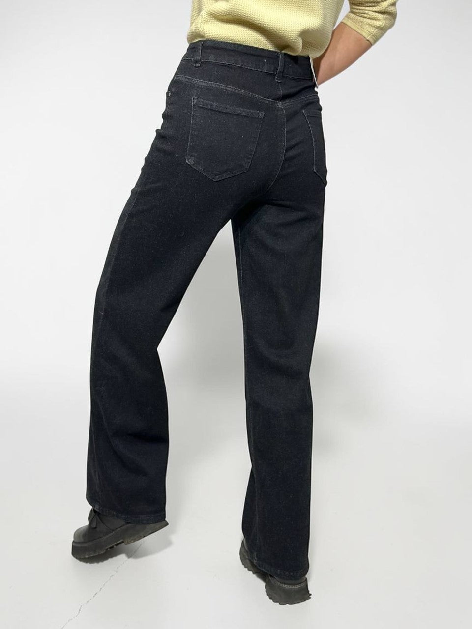 Flexible and wide women's jeans