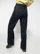 Flexible and wide women's jeans