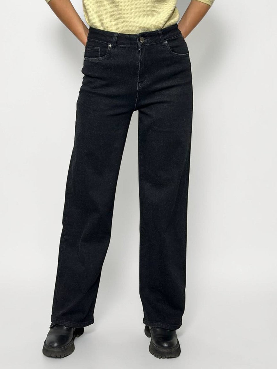 Flexible and wide women's jeans