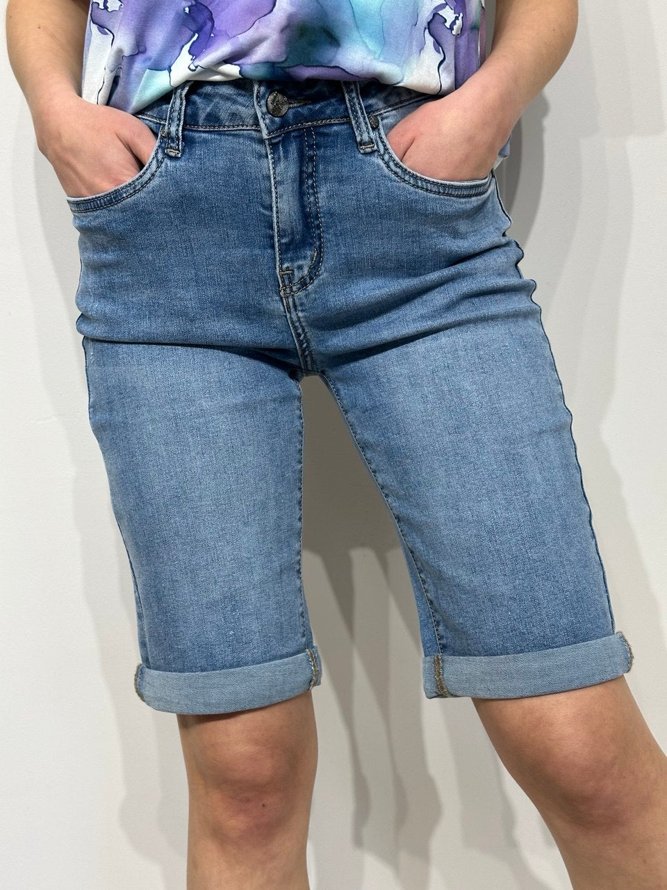Gari, pieguļantys moteriški džinsiniai šortai