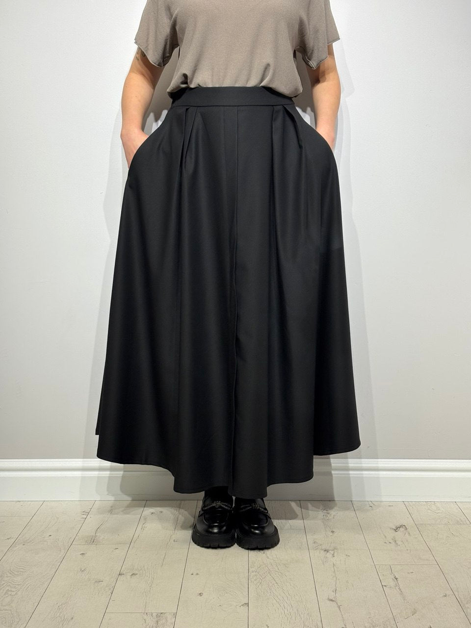 Строгие длинные женские юбки из ткани