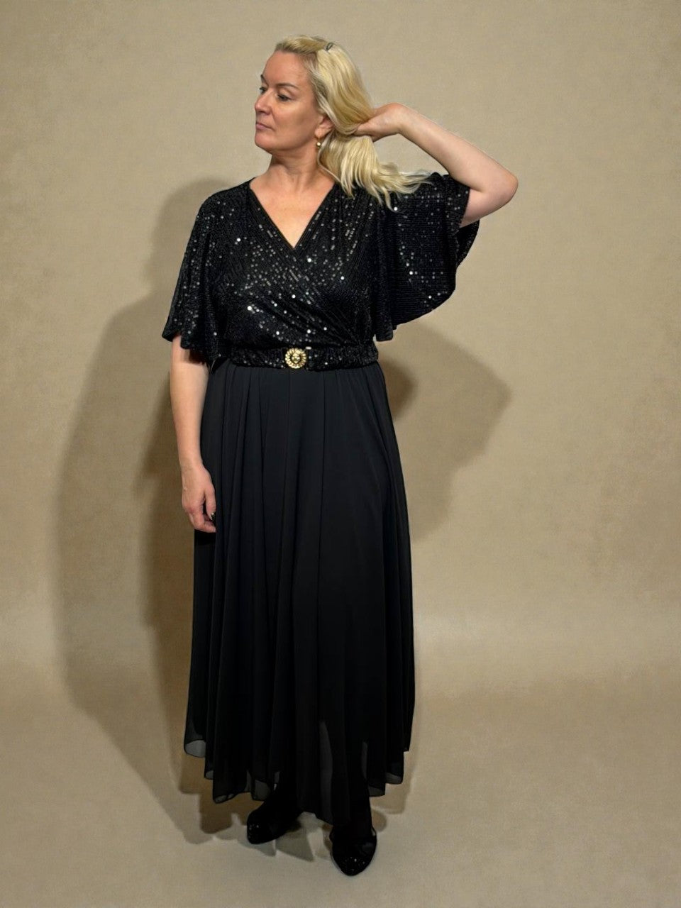 Melna-sieviešu-kleita-svētkiem