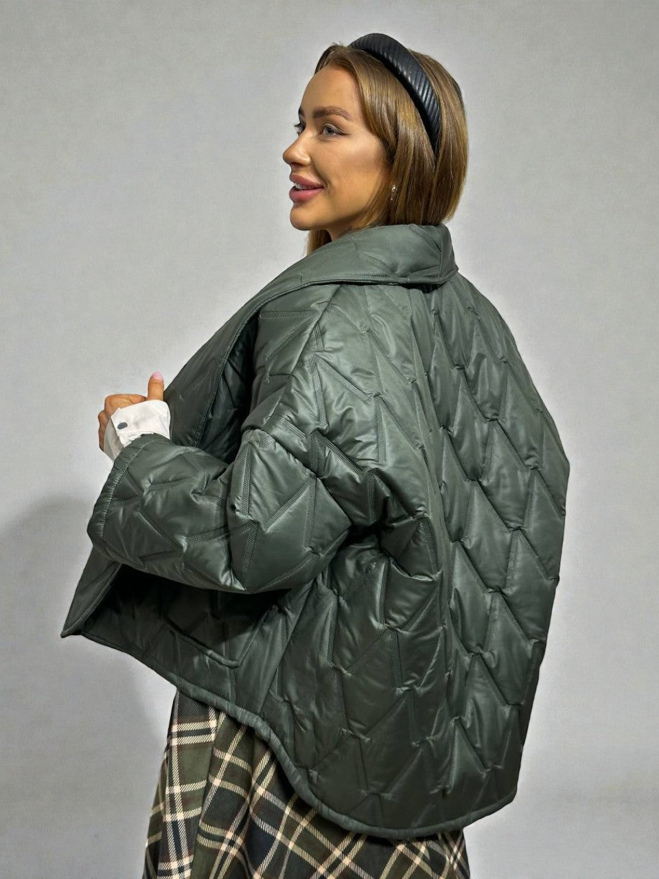 Chaki spalvos dygsniuota striukė moterims