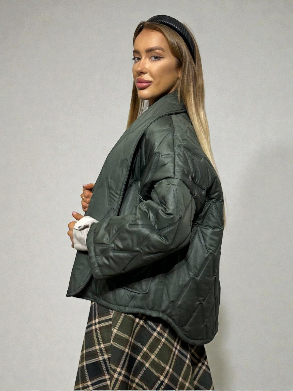 Chaki spalvos dygsniuota striukė moterims