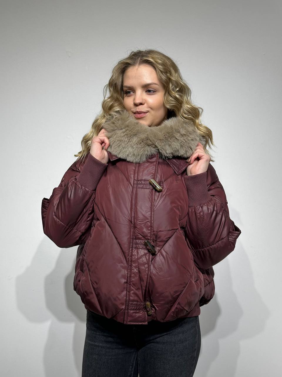 Trumpa moteriška striukė rudeniui