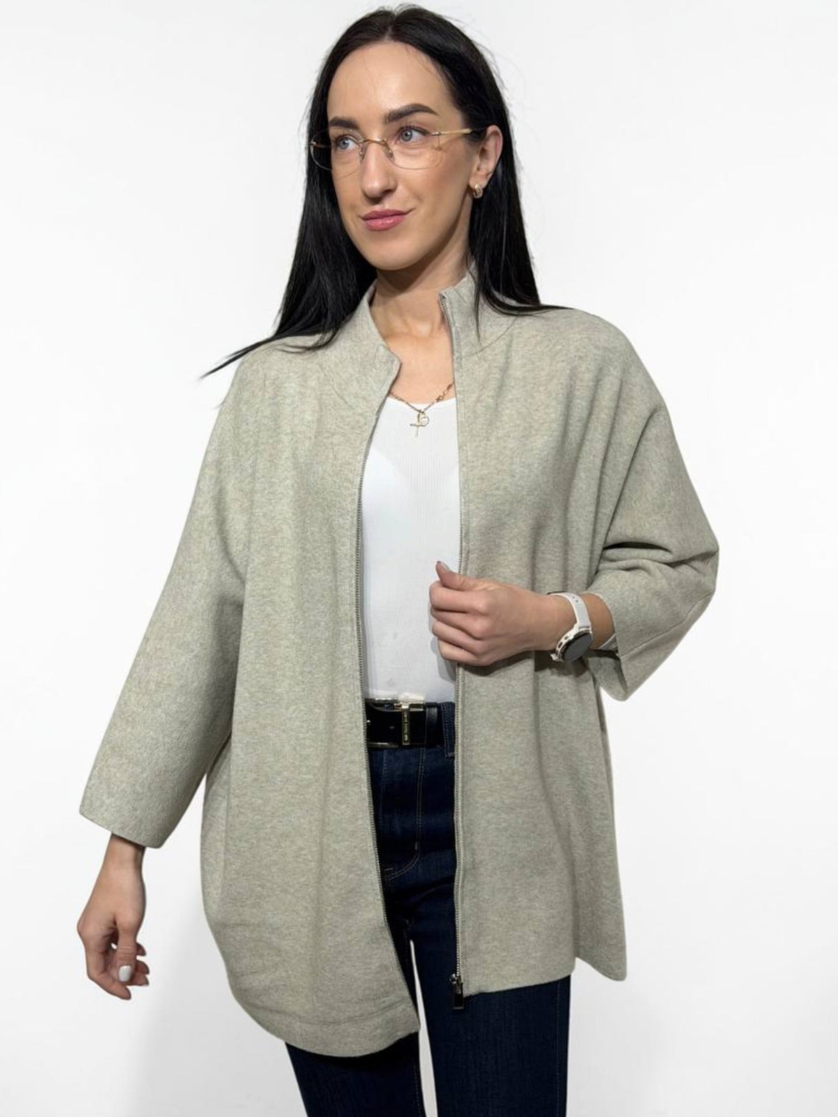 Sieviešu oversize jaka ar rāvējslēdzēju un augstu apkakli
