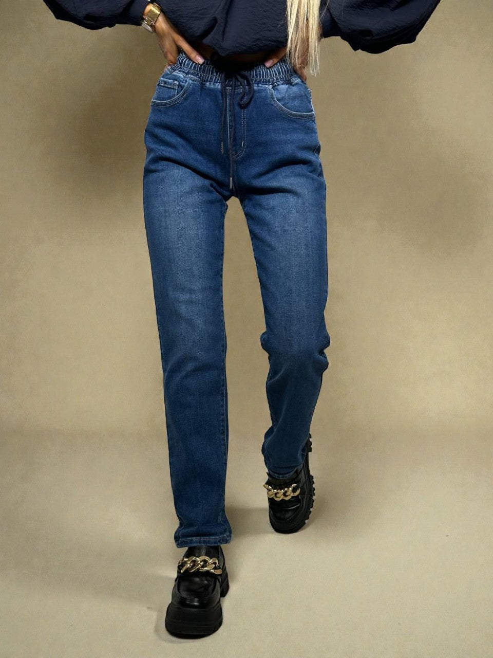 Классические Mom fit джинсы с резинкой на талии