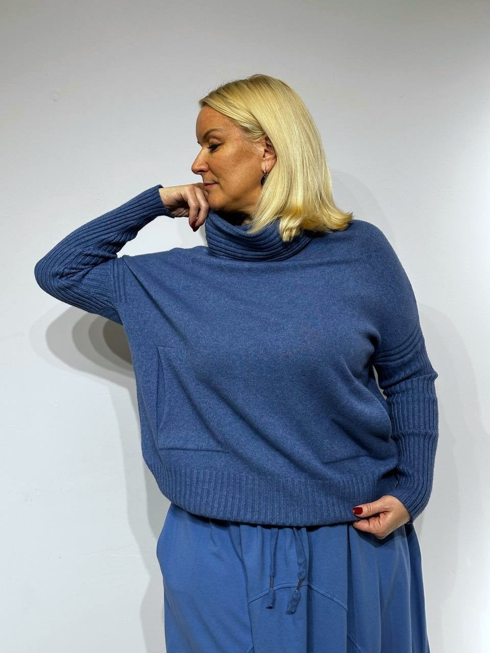 Large size sweater with pockets