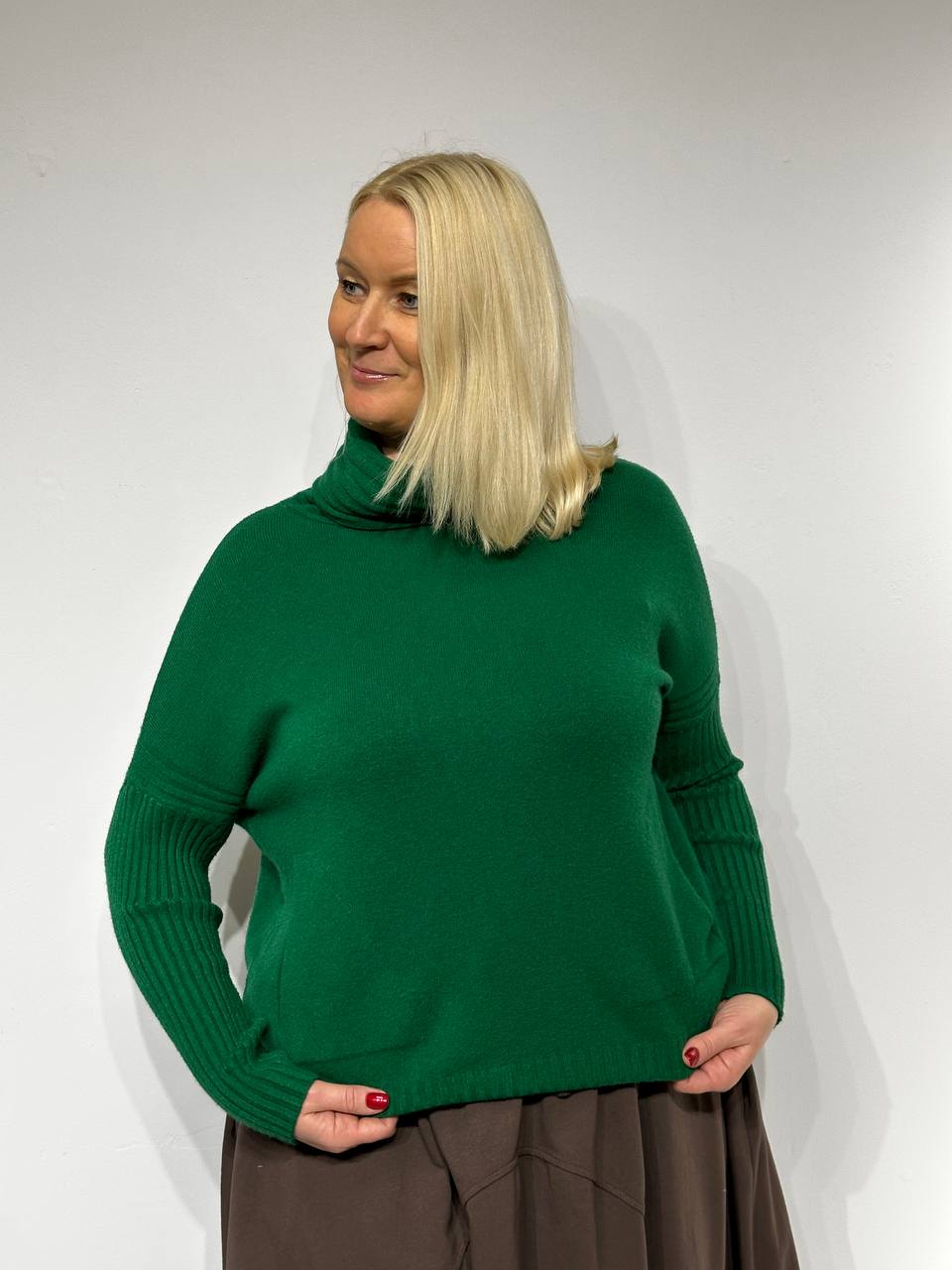 Large size sweater with pockets