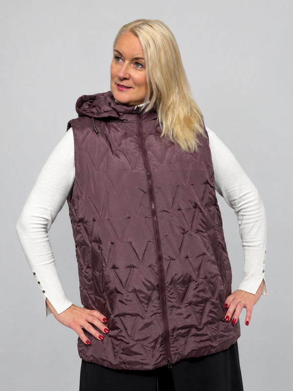 Stepēta pagarināta veste ar kapuci