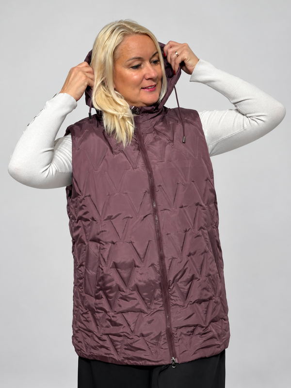Stepēta pagarināta veste ar kapuci